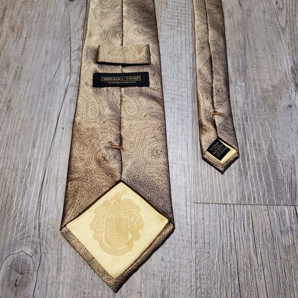 Donald Trump Signature Collection Men's Neck Tie 58" Long x 4" Wide Gold Paisley - Picture 3 of 4